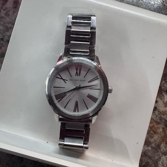 Michael Kors watch in excellent condition - Picture 6 of 6